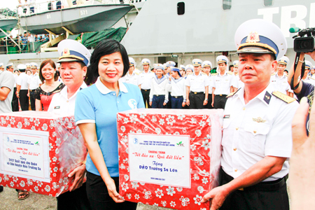 Chị Nguyễn Thị Thu Hương trao quà cho các đoàn công tác đi Trường Sa