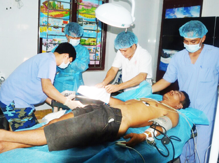 Kíp y, bác sĩ Bệnh xá đảo Song Tử Tây phẫu thuật cho bệnh nhân Nguyễn Đăng Huy