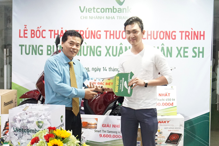 Lãnh đạo Vietcombank Nha Trang chúc mừng khách hàng trúng giải đặc biệt.
