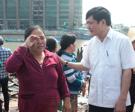 Ông Bùi Văn Cường thăm hỏi đời sống người dân sau khi xảy ra hỏa hoạn.