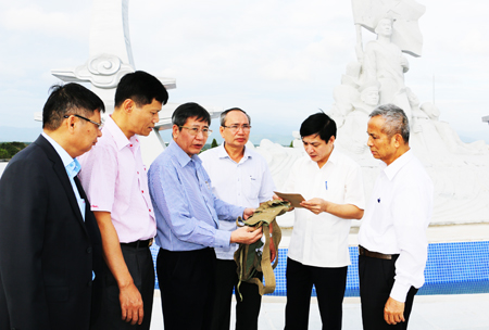 Đại diện Tổng Liên đoàn Lao động Việt Nam và Quỹ Tấm lòng vàng Lao Động  trao kỷ vật cho Liên đoàn Lao động tỉnh