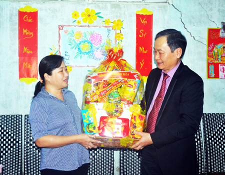 Đồng chí Nguyễn Đắc Tài tặng quà cho gia đình bà Nguyễn Thị Hoài