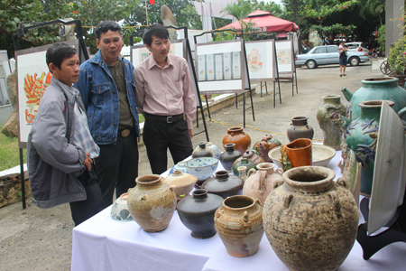 Người sưu tập và du khách đến xem phiên chợ đồ xưa
