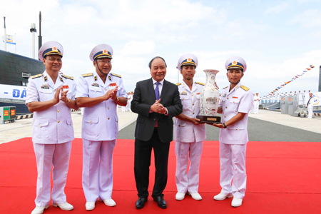 Thủ tướng Chính phủ Nguyễn Xuân Phúc trao quà cho đại diện tàu ngầm.