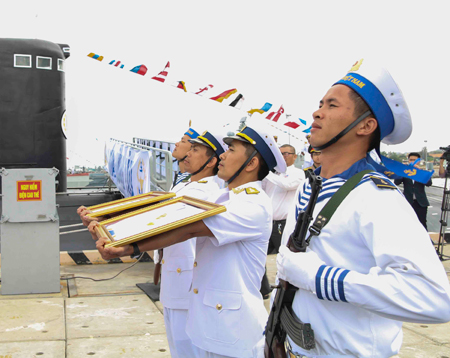 Trang trọng mang cờ Tổ quốc và cờ Quân chủng Hải quân để làm Lễ thượng cờ.