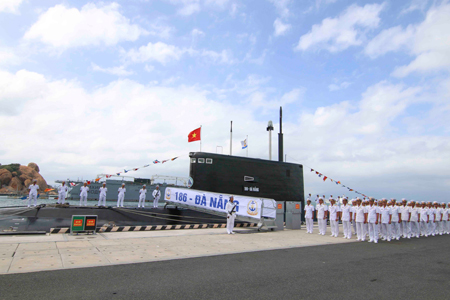 Cờ Tổ quốc và cờ Quân chủng Hải quân tung bay trên tàu ngầm.