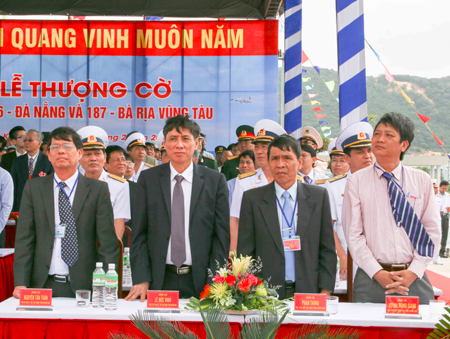 Đoàn Khánh Hòa tham dự lễ thượng cờ.