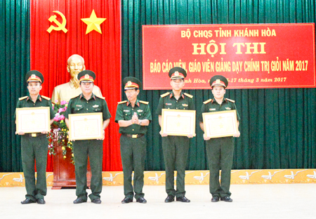 Đại tá Trần Thân - Phó Chính ủy Bộ Chỉ huy Quân sự tỉnh  trao giải thưởng cho các thí sinh xuất sắc