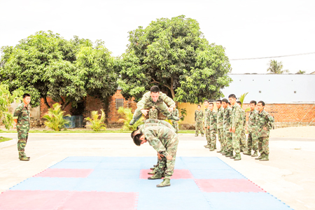 Lính trinh sát Đại đội 21 tập luyện