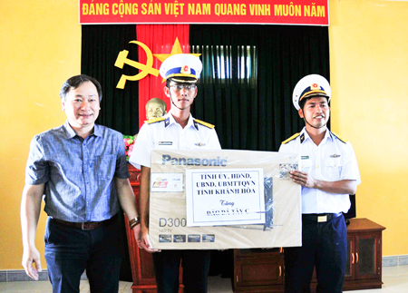 Đồng chí Nguyễn Đắc Tài trao quà cho cán bộ, chiến sĩ điểm đảo Đá Tây C
