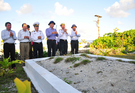 Thắp hương tại mộ các liệt sỹ trên đảo Trường Sa