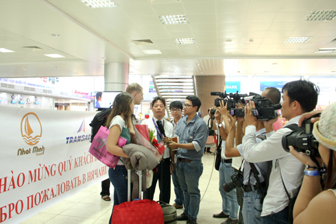 Phóng viên của các cơ quan báo chí ở Khánh Hòa phỏng vấn du khách nước ngoài tại Cảng hàng không quốc tế Cam Ranh.
