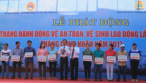 Lãnh đạo tỉnh và Liên đoàn Lao động tỉnh trao kinh phí hỗ trợ xây dựng nhà “Mái ấm công đoàn Khánh Hòa” cho công nhân.