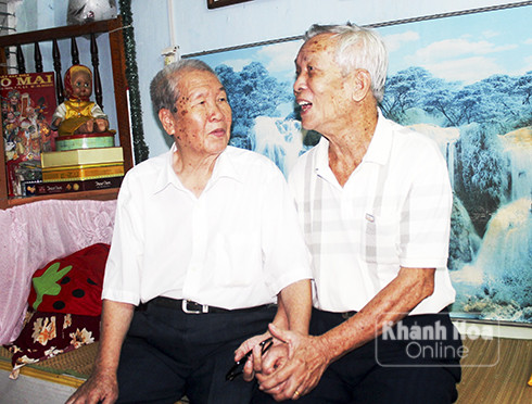 Hai cựu chiến binh Nguyễn Thanh Mai (bên trái)  và Lê Thanh ôn lại kỷ niệm xưa