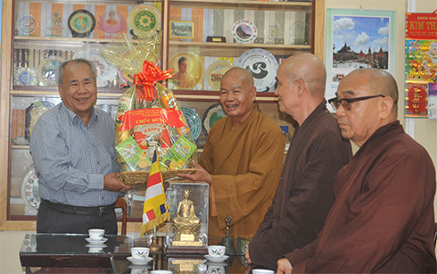 Ông Đào Công Thiên tặng quà chúc mừng Ban trị sự Giáo hội Phật giáo tỉnh.