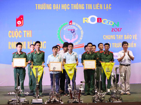 Thiếu tướng - Phó Giáo sư, Tiến sĩ Nguyễn Hoàng Tuyến trao giải nhất, nhì ba cho các đội tham gia cuộc thi.