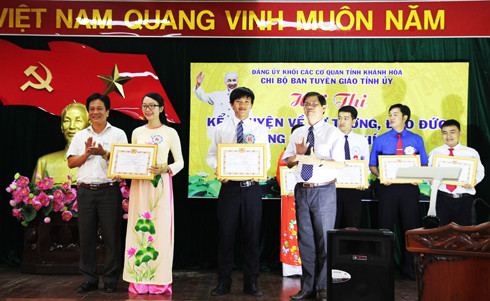 Đồng chí Nguyễn Tấn Tuân (thứ tư từ phải qua) trao giải nhất cho thí sinh