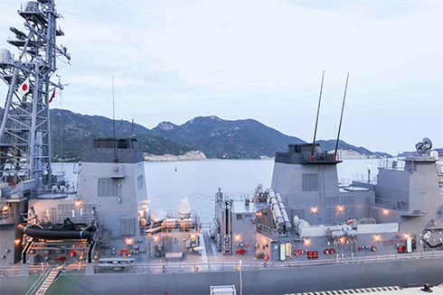 Tàu Sazanami 113 thuộc lớp Takanami, là tàu phòng không, săn ngầm và chống tàu chiến mặt nước của đối phương