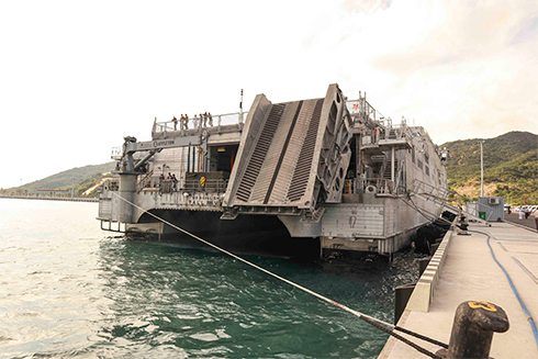 Tàu USNS Fall River thuộc biên chế Hải quân Mỹ dài 103m, rộng 28,5m, mớn nước 3,83m với 4 động cơ diesel. Đặc biệt, tàu có tốc độ cực nhanh 43 hải lý/ giờ