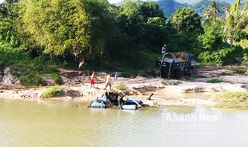 zzXe tải ngang nhiên “ăn hàng” bên bờ bắc sông Trường (thôn Vinh Bình)