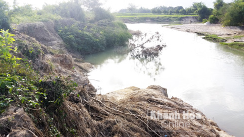 Sông bị “rút ruột” khiến tình trạng sạt lở đất ngày càng nghiêm trọng