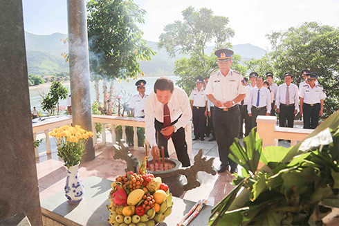 Lãnh đạo thị xã Ninh Hòa các đại biểu dâng hương tại khu tưởng niệm các anh hùng liệt sĩ tàu không số 235