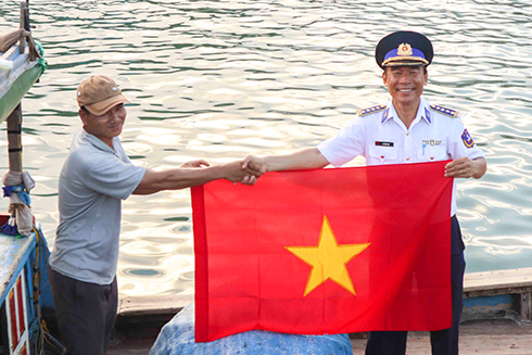 Tặng cờ Tổ quốc cho ngư dân Ninh Vân