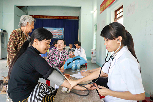 Khám bệnh cho người dân xã Ninh Vân