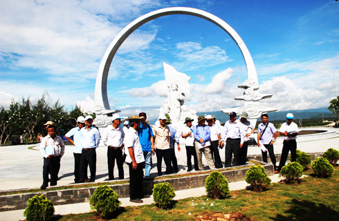 Đoàn công tác của Tổng Liên đoàn Lao động Việt Nam khảo sát các hạng mục Khu tưởng niệm chiến sĩ Gạc Ma