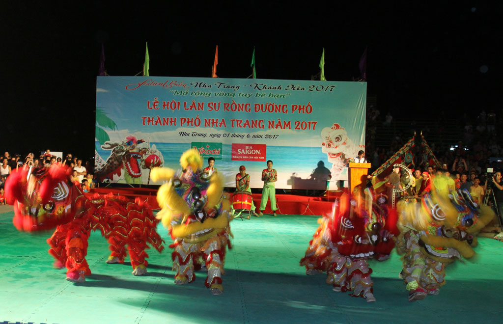 Một màn múa lân tại lễ hội