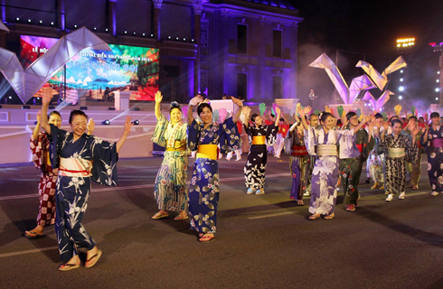 Những người bạn đến từ xứ xở hoa anh đào vui tươi trong đêm giao lưu văn hóa Việt – Nhật.