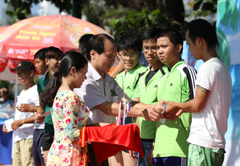 Ban tổ chức trao thưởng cho các vận động viên đạt thành tích.