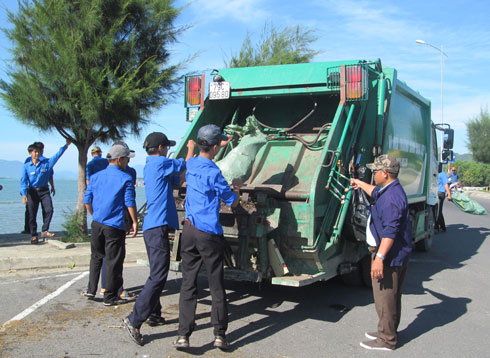 Xe chở rác của Công ty Đô thị Vạn Ninh gom rác.