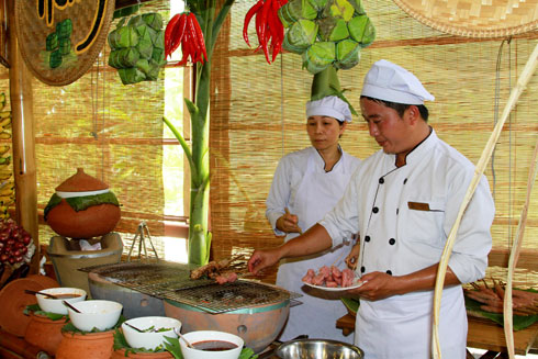 Đầu bếp Khu du lịch White Sand DocLet thực hiện các món ăn đặc sắc của Ninh Hòa.