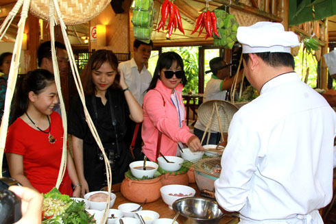 Du khách tìm hiểu về các món ăn ngon của Ninh Hòa.