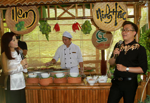 MC Đại Nghĩa giới thiệu về những món ăn nổi tiếng của vùng đất Ninh Hòa.