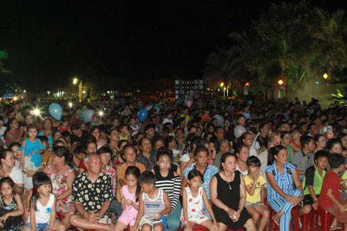 Đông đảo người dân đến xem đêm ca nhạc.