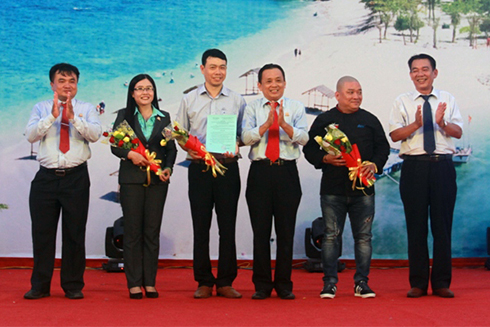 Lãnh đạo Công ty Yến sào Khánh Hòa tặng hoa cho ban giám khảo hội thi