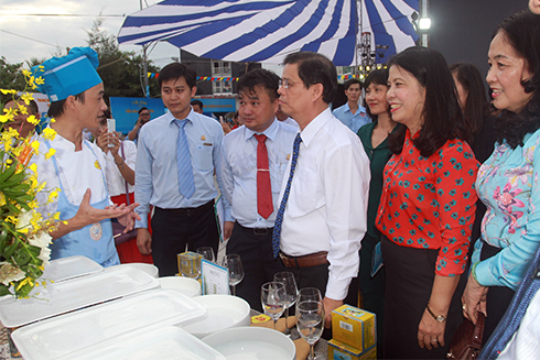 Ông Nguyễn Tấn Tuân nghe đầu bếp thuyết trình về món ăn