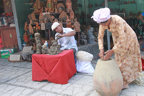 Nghệ nhân người Chăm trình diễn làm gốm theo cách truyền thống