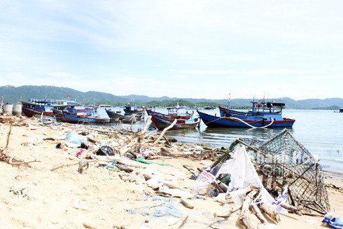 Rác thải từ quá trình nuôi trồng thủy sản tấp vào cạnh cầu cảng Đầm Môn.