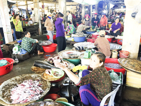 Một góc khu buôn bán hải sản ở chợ Thành
