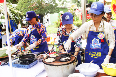 Các thí sinh đang thực hiện món bánh xèo trong hội thi ẩm thực truyền thống quê hương