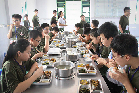 Một bữa cơm trưa của các chiến sĩ nhí