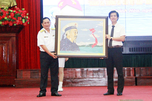 Đại diện Bộ Thông tin và Truyền thông tặng quà cho Bộ Tư lệnh Vùng 4 Hải quân