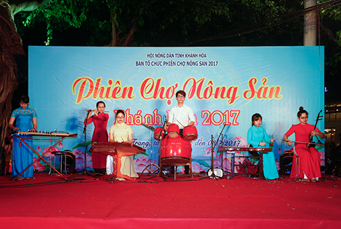 Tiết mục nhạc cụ dân tộc sẽ biểu diễn hàng đêm trong suốt thời gian diễn ra Phiên chợ.