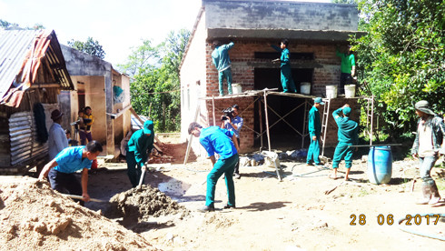 Đoàn viên, thanh niên xã Sơn Lâm giúp gia đình chính sách xây dựng nhà ở