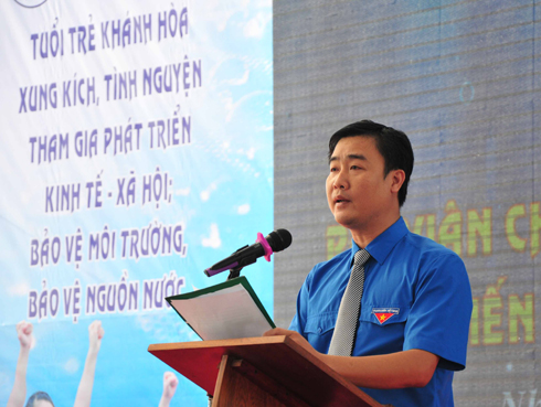 Anh Nguyễn Văn Nhuận - Bí thư Tỉnh đoàn, Chủ tịch Hội Liên hiệp Thanh niên Việt Nam tỉnh phát động ra quân.