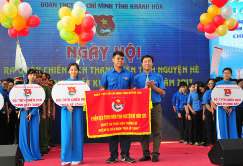 Ban tổ chức trao cờ cho các đội tình nguyện