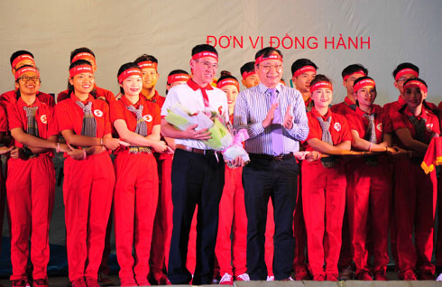 Lãnh đạo tỉnh Khánh Hòa tặng hoa tri ân Ban tổ chức Hành trình đỏ.